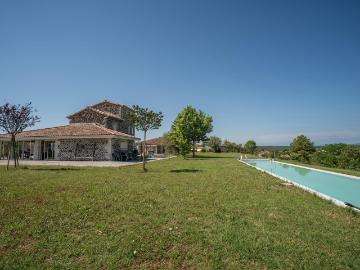 Deux maisons en pierre de 148 m2 et 104 m2, sur un terrain d. 252m² Lussas