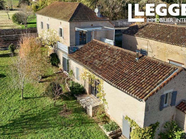 Deux maisons en pierre rénovées avec grange, garage, piscine et vues sur 9 297 m² à vendre à Sérignac Lot