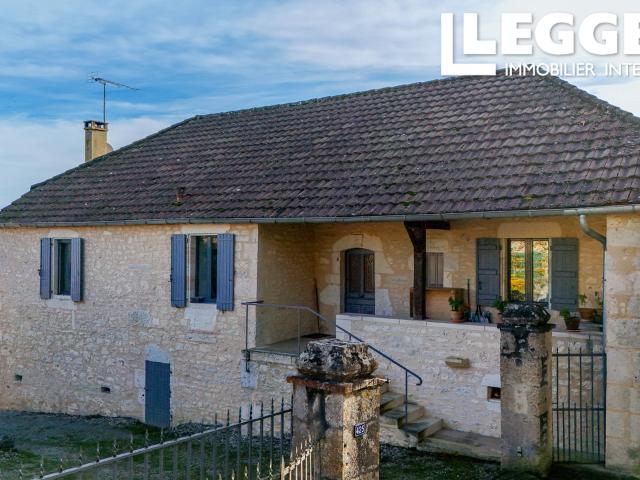 Deux maisons en pierre rénovées avec grange, garage, piscine et vues sur 9 297 m² à vendre à Sérignac Lot