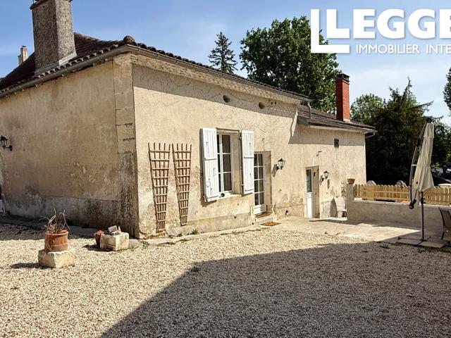 Deux maisons et un studio avec une fabuleuse piscine dans ce village riverain populaire près d'Aubeterre