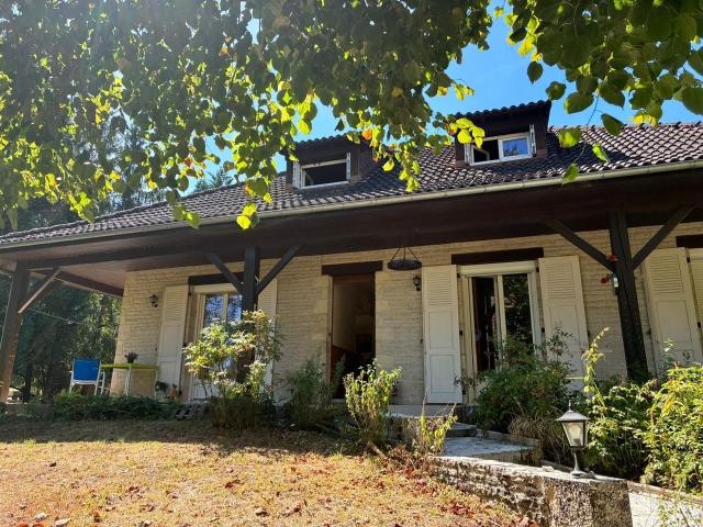 Deux maisons, étang privé et 4300 m2 – Surface 250m² Larche
