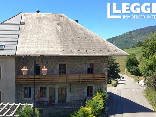 Deux maisons magnifiquement rénovées à vendre à Bellecombe en Bauges, à 17 km du lac d’Annecy à Saint Jorioz