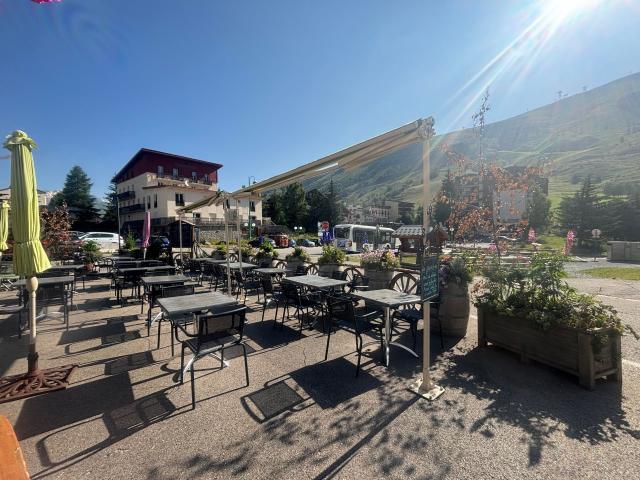 Deux Alpes Local commercial + logements face aux pistes, permis d’agrandissement valide