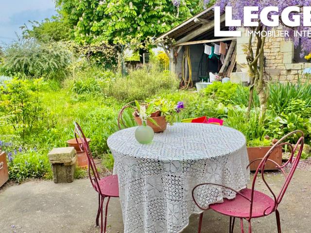 Deux petites maisons en pierre en campagne avec vie de plain pied, grand jardin et quelques dépendances