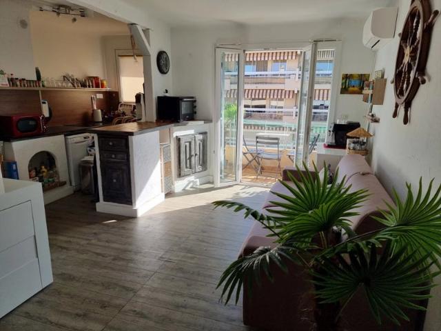 DEUX PIECES CENTRE VILLE PROCHE PLAGES