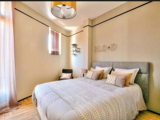 Deux pièces dans un immeuble bourgeois au coeur de Cannes