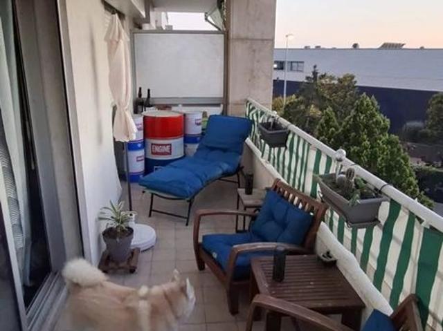 Deux pièces dans une résidence avec piscine, tennis, cave et parking
