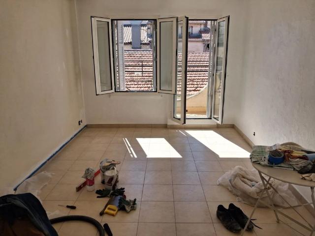 Deux pièces de 43m² avec balcon sur la rue piétonne à Cannes !