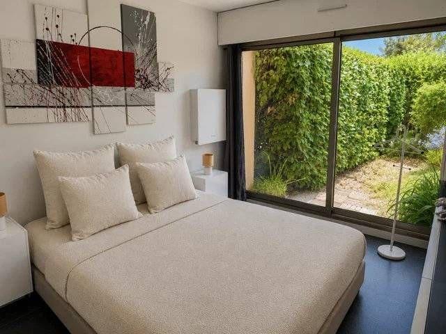 Deux pièces de 49m² avec terrasse de 10m², jardin de 250m² et parking