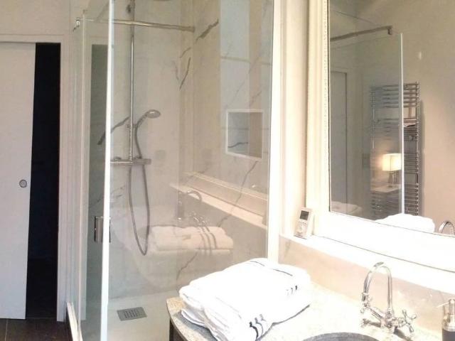 DEUX PIECES DECORE AVEC GOUT