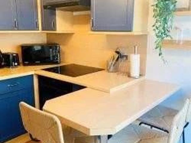 Deux pièces meublé de 48 m², situé au 2ème étage d'un immeuble de standing dans le centre d'Antibes