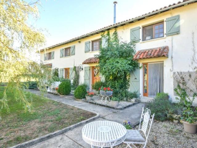 Deux Résidences Restaurées, Granges Spacieuses, Etang, 14 ha. 473m² Genouillé