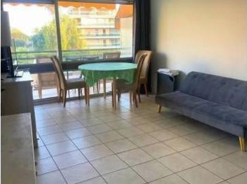 Deux/trois pièces dans une résidence de standing avec piscine
