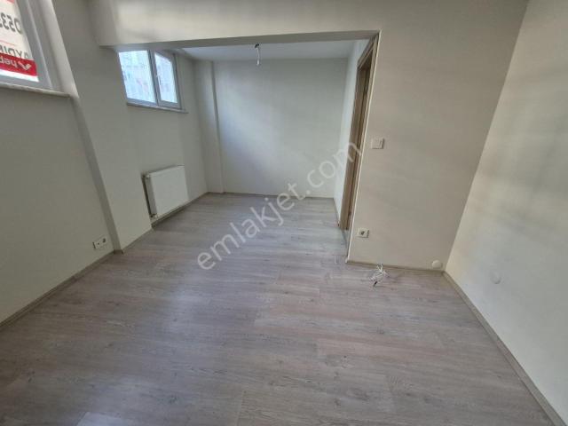 Deva'dan Belediye Ve Nevçarşıya 2 Dk.içi Bakımlı 1+1 Kombili