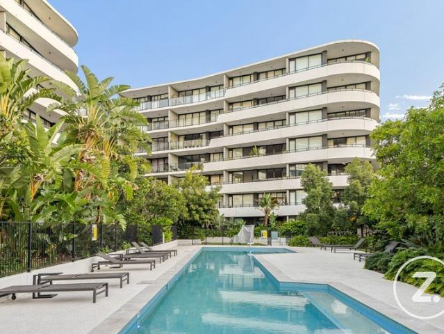 DEVELOPER OWNED DESIGNER RESIDENCE | SOARING CEILINGS & PREMIUM UPGRADES