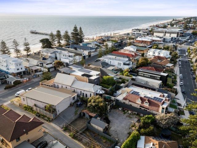 Developers, investors and family home buyers pay attention Exclusive location with development opportunity STCC !