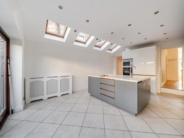 Devereux Road Windsor SL4 4 bed terraced house to rent £2,995 pcm £691 pw