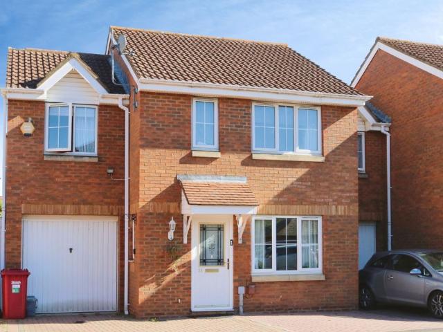 Deverills Way, Langley, Slough SL3, 3 bed detached house to rent, £2,400 pcm | PrimeLocation