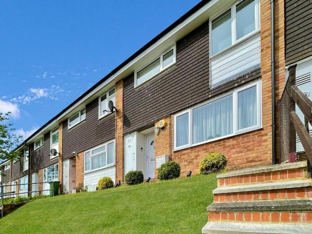 Devon Road, Luton, Bedfordshire, LU2 0RU 3 bed semi detached house to rent £1,550 pcm £358 pw