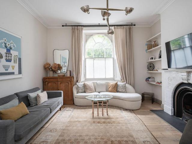 Devonia Road, Angel, London, N1 3 bed maisonette to rent £8,450 pcm £1,950 pw