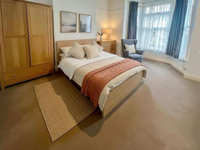 Devonport Road, London W12 1 bed in a house share to rent £850 pcm £196 pw