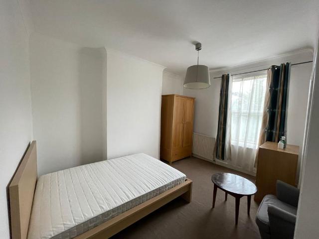 Devonport Road, London W12 1 bed in a house share to rent £850 pcm £196 pw