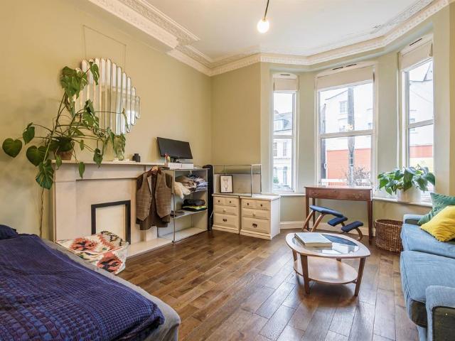 Devonport Road, Shepherds Bush, London 2 bed apartment to rent £2,448 pcm £565 pw