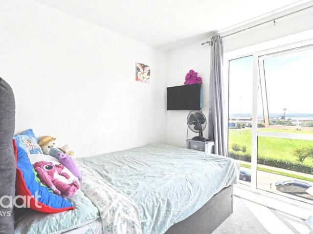 Devonshire Close, Grays 2 bed flat to rent £1,600 pcm £369 pw