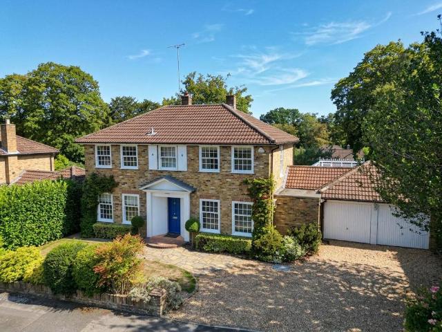 Devonshire Drive, Camberley GU15 4 bed detached house to rent £3,995 pcm £922 pw