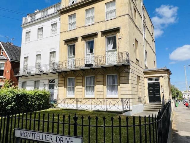 Devonshire House, 89 Bath Road. Studio to rent £725 pcm £167 pw