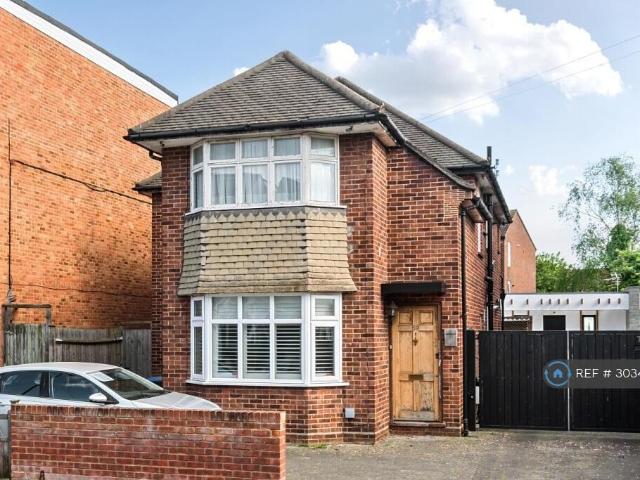 Devonshire Road, London, SW19 2 bed maisonette to rent £2,500 pcm £577 pw