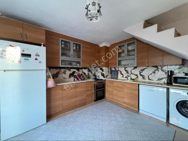 Devrim Caddesi Üstünde Satılık 5+2 18 Yaşında Dubleks Daire