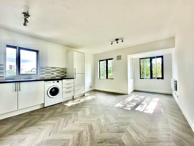 Dewberry Street, London, E14 1 bed flat to rent £1,650 pcm £381 pw