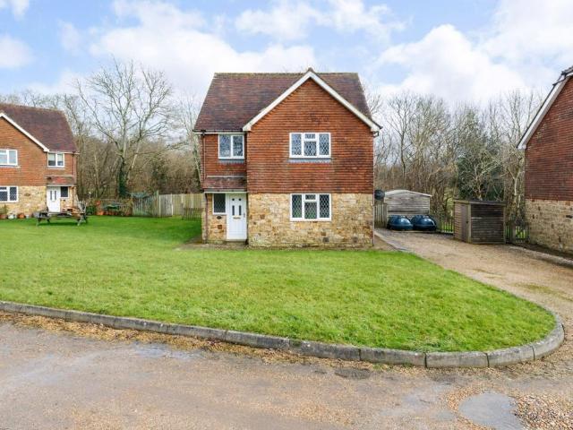 Dewlands Hill Crowborough TN6 4 bed cottage to rent £2,250 pcm £519 pw
