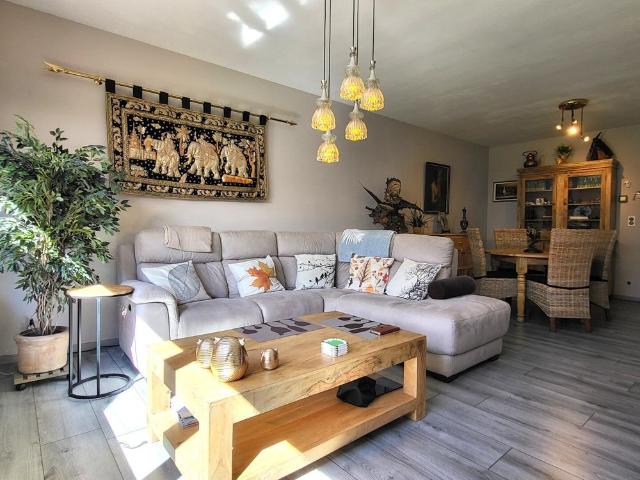 Deze ruime halfopen bebouwing met een bewoonbare oppervlakte van 134 m² is rustig gelegen aan de stadsrand