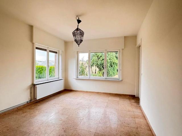 Deze rustig gelegen, alleenstaande woning onderging een grondige renovatie en werd uitgerust met zonnepanelen, vernieuwde beglazing, nieuwe radiatoren, een vernieuwde badkamer en aangelegde oprit