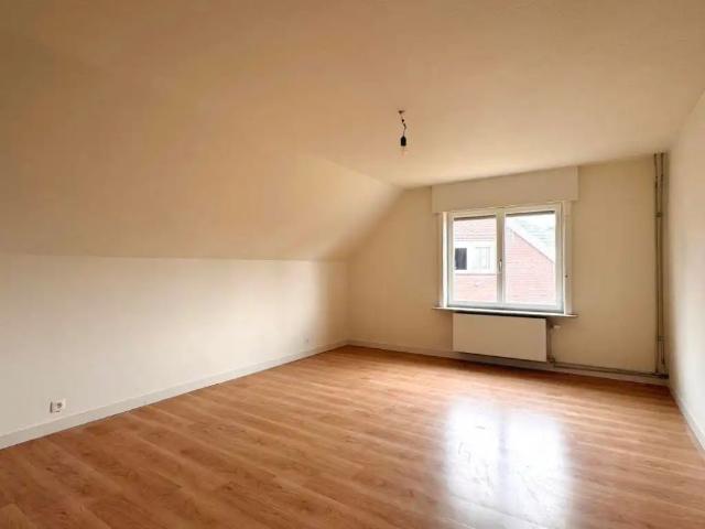 Deze rustig gelegen, alleenstaande woning onderging een grondige renovatie en werd uitgerust met zonnepanelen, vernieuwde beglazing, nieuwe radiatoren, een vernieuwde badkamer en aangelegde oprit