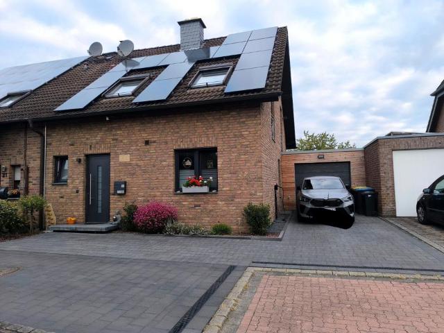 DHH mit Wintergarten, PV Anlage, Garage und viel Platz in Alpen