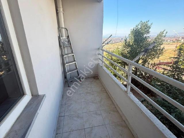 Diş Hastanesi Cıkarken 112 Acil Servis Arkası 5 Katlı Binanın 3.arakat 2+1