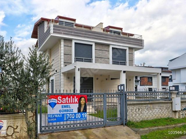 DİKİLİ CUMHURİYET MAHALLESİNDE DENİZE YAKIN AYRI MUTFAKLI SIFIR 4+1 TRİPLEKS VİLLA