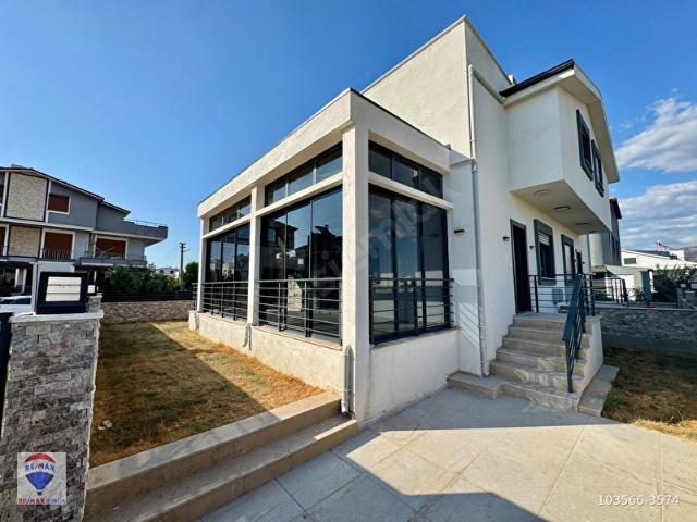 DİKİLİ CUMHURİYET MAHALLESINDE SIFIR 3+1 KÖŞE KONUM VILLA