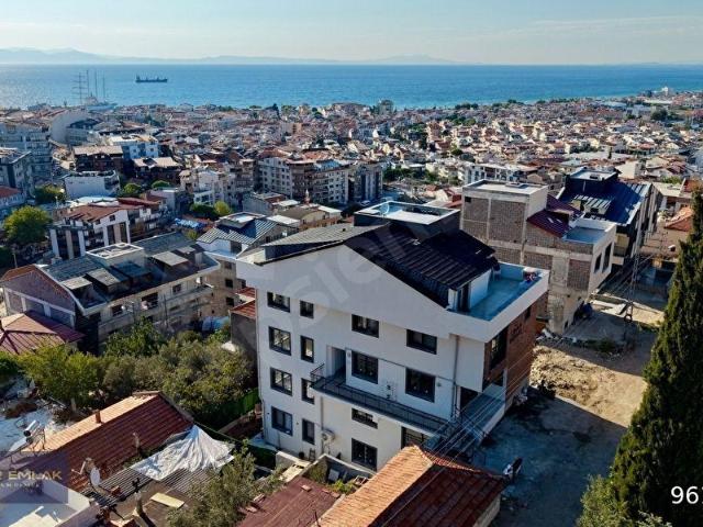 DİKİLİ İSMETPAŞADA SIFIR BİNADA YOLA CEPHE 1+1 DAİRE