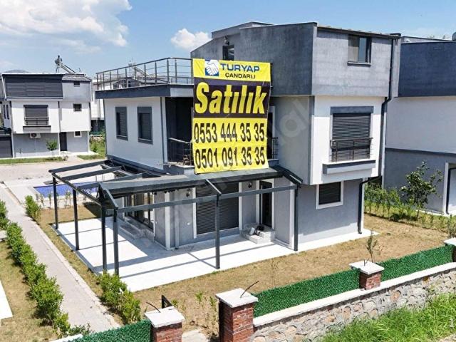DİKİLİ SALİHLER ALTINDA DENİZE YAKIN KONUMDA 3+1 HAVUZLU VİLLA