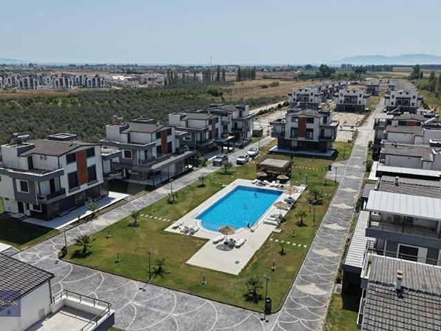 DİKİLİ SALİHLERALTI HOL WEST SİTESİNDE HAVUZLU 4+1 VİLLA