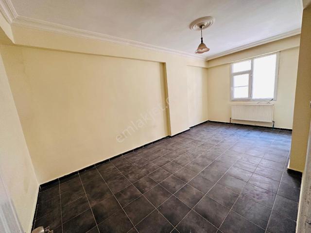 Dinç Emlaktan Kiralık 3+1 Daire Perşembe Pazarı Caddesinde
