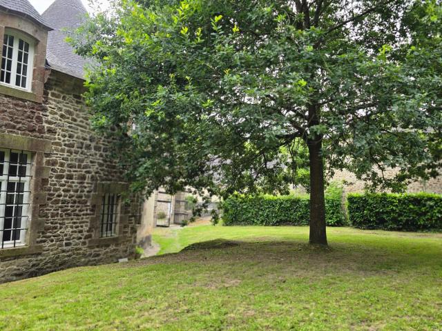 DINAN: Un bout de patrimoine cosy, 3chbres, terrasse et jar. 97m² Dinan