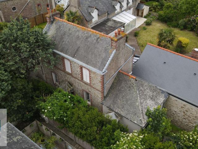 DINARD: Élégante demeure ancienne à réinventer, à deux pas. 88m² Dinard