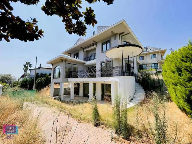 Dialog Skala Çağrışan Mimoza Evlerinde Kiralık 5+1 Kiralık Villa