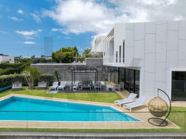 Diamond House | Moradia T4 com Piscina e Vista Mar Funchal