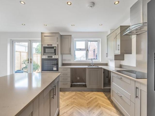 Diamond Way, Wokingham, RG41 3 bed semi detached house to rent £2,250 pcm £519 pw